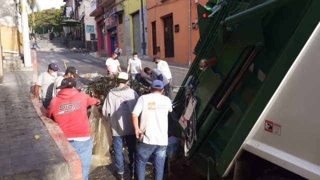 Atienden percance tras desprendimiento de tapa de compactadora de residuos