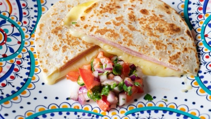 Desayuno rápido, prepara unas tradicionales sincronizadas con pico de gallo con habanero