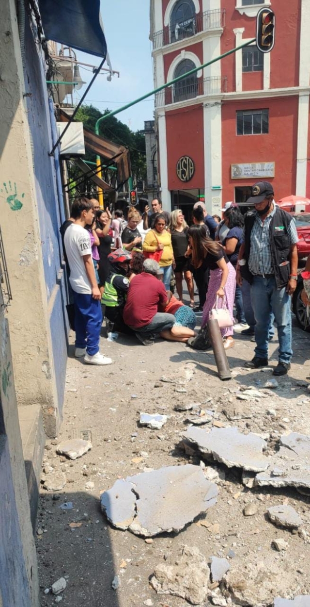 Cae sobre una mujer pedazo de la fachada de un edificio