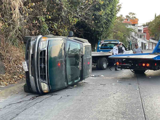  Los feligreses se dirigían al estado de Puebla cuando volcó la camioneta.