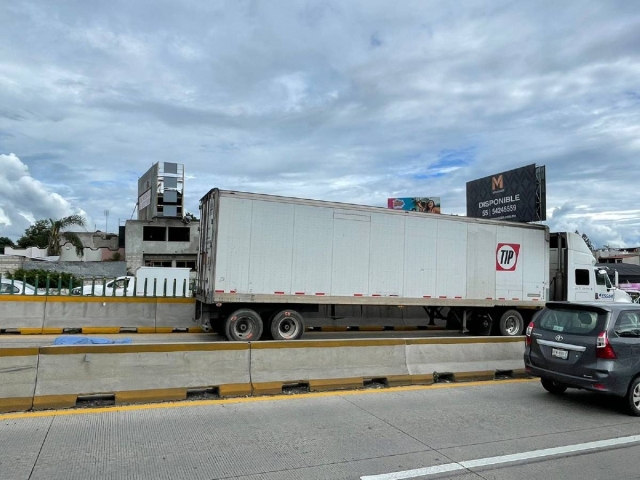 El hombre quedó tendido a poco más de un metro de la parte trasera de la caja el tráiler.