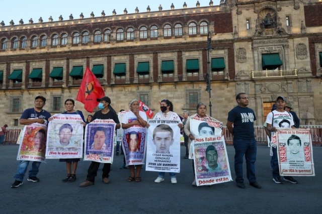 Padres de los 43 normalistas instalan un plantón en el Zócalo