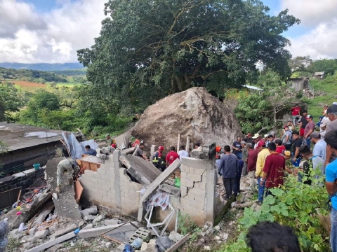  La enorme roca fue retirada después de múltiples maniobras.