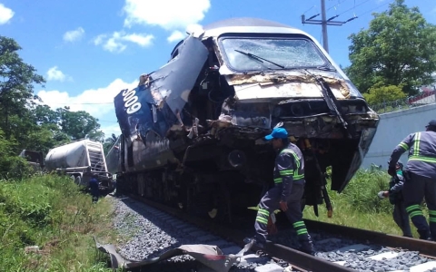 Tren Interoceánico choca con tráiler en Tabasco