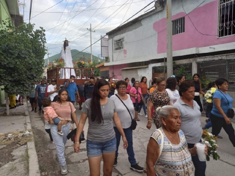 La imagen llegó a la colonia hace varias décadas y desde entonces se le hace su fiesta, unas veces más austera que otras. 