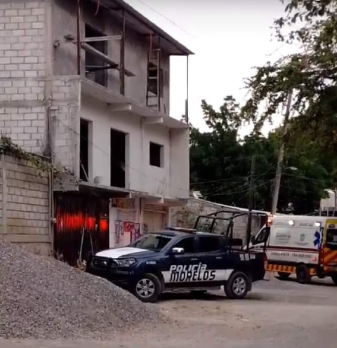 El hombre estaba trabajando en el inmueble cuando se cay&oacute; por causas a&uacute;n desconocidas.