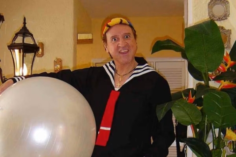 Carlos Villagrán regresa como Quico a sus 81 años