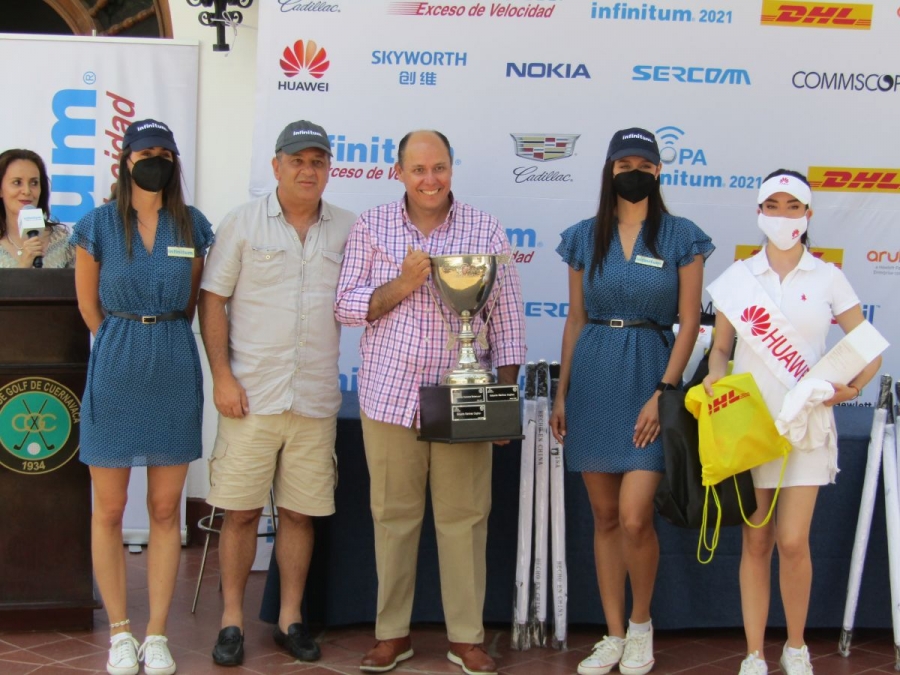 El golfista de la Ciudad de México Eduardo Martínez Coghlan carga feliz y emocionado la Copa Infinitum 2021, título que ganó por el tricampeonato conseguido en las ediciones 2018, 2019 y 2021.