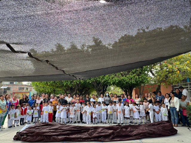 Melissa Montes de Oca respalda la educaci&oacute;n con entrega de apoyos en escuelas del distrito