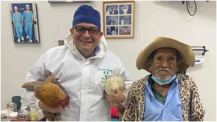 Abuelito &quot;paga&quot; con dos gallinas su operación de próstata.