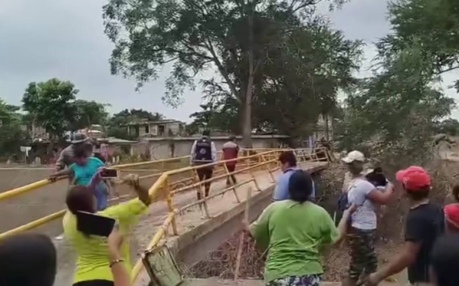 Habitantes de Álamo corren a alcaldesa por su tardía visita tras lluvias