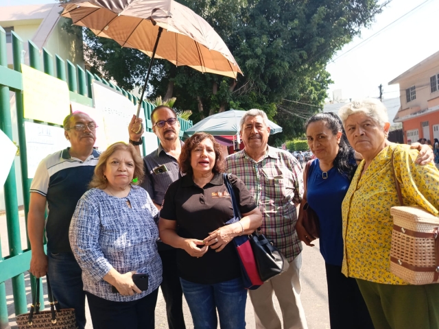 Protestan maestros jubilados en el IEBEM