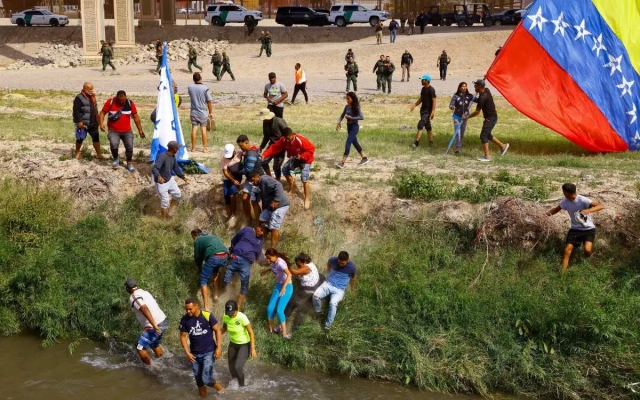 Patrulla Fronteriza dispara balas de goma para obligar a venezolanos a volver a México