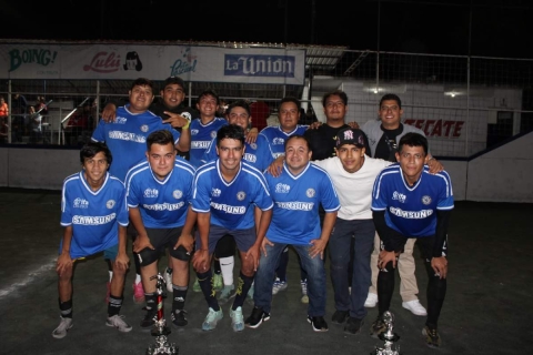 El Deportivo Marb&aacute;n se tom&oacute; la foto oficial con el trofeo de campe&oacute;n.