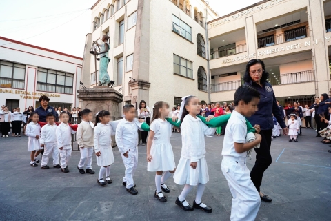 Niñas y niños del Cendi &#039;Palacio de Justicia&#039; encabezan ceremonia por el CCIV aniversario de la Bandera Nacional