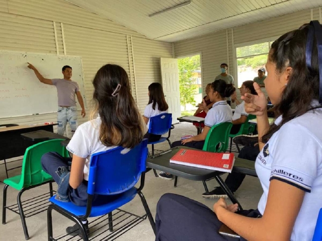 Al aprender lenguaje de señas, los estudiantes se volverán empáticos con las personas que viven en condición de sordera y podrán además comunicarse con ellas.