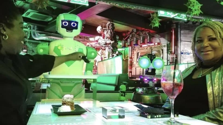 ¿Robots sustituirán a personas? Ya es una realidad trabajan como meseros en este país