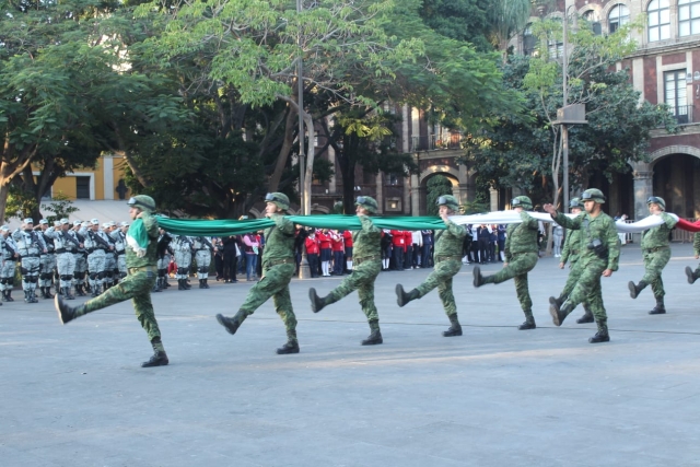 Ceremonia de izamiento de Bandera Nacional en plaza de armas en Cuernavaca