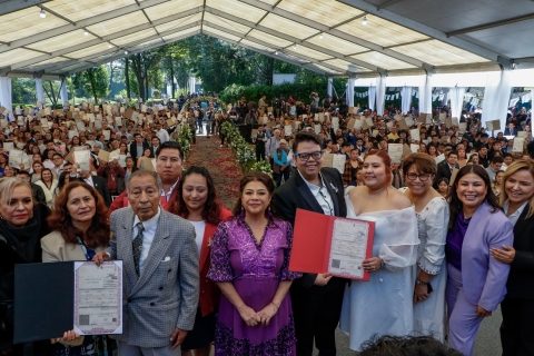 Clara Brugada celebra boda masiva en CDMX con 500 parejas en Los Pinos