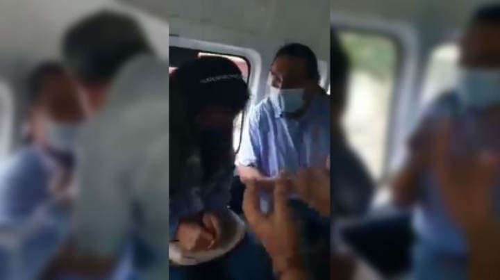 Mujer viaja en combi con su amante y se encuentra a su esposo