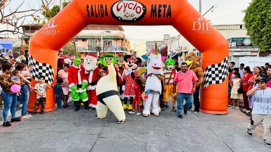 Coloridos personajes mostraron sus habilidades para correr con botarga.