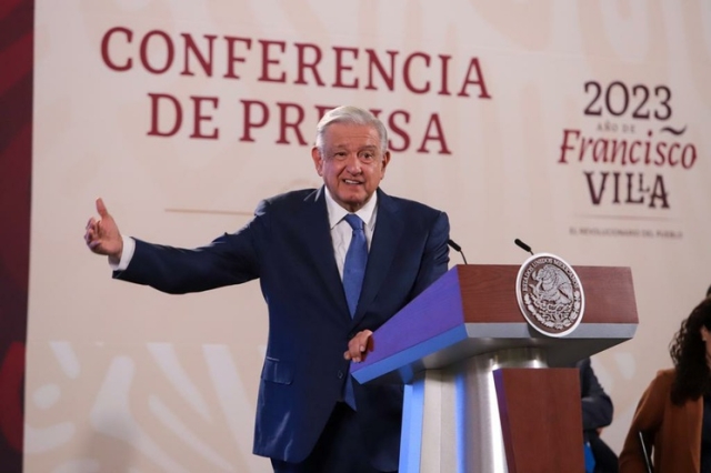 AMLO cuestiona amparos contra la SEP y propone tianguis de libros