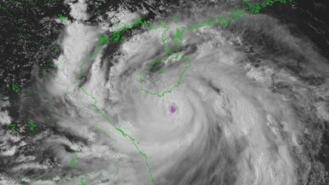 Tifón Kajiki golpea sur de China y amenaza la costa de Vietnam
