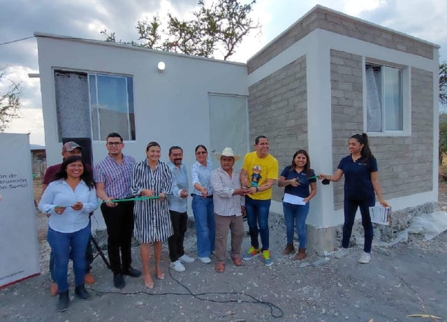 Las familias beneficiadas agradecieron a las autoridades y a la fundación por hacer posible que edificaran su vivienda.