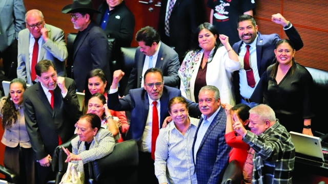 Asiste Grecia Quiroz al Senado; morenistas corean &lsquo;Mor&oacute;n&rsquo;