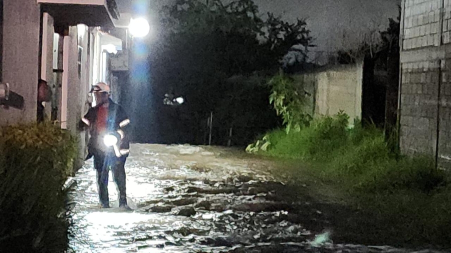 Diversas inundaciones y el derrumbe de un árbol atendió PC Cuernavaca, tras lluvias