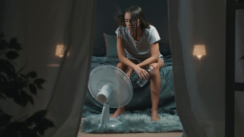 ¿Pasas calor por la noche? 5 formas efectivas de dormir fresco sin aire acondicionado