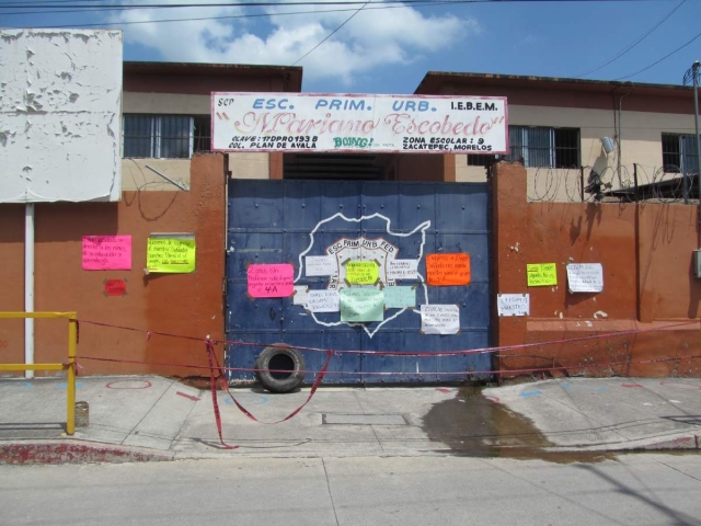   Ante la incertidumbre del presunto retiro de dos profesores, padres del segundo y cuarto grados convocaron a cerrar el plantel este jueves.