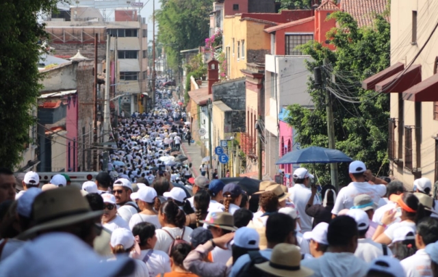 SNTE se moviliza en protesta por mal servicio del ISSSTE