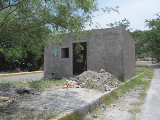  La caseta está prácticamente terminada en medio del camellón, pero todavía no se sabe cómo va a funcionar para mejorar la seguridad.