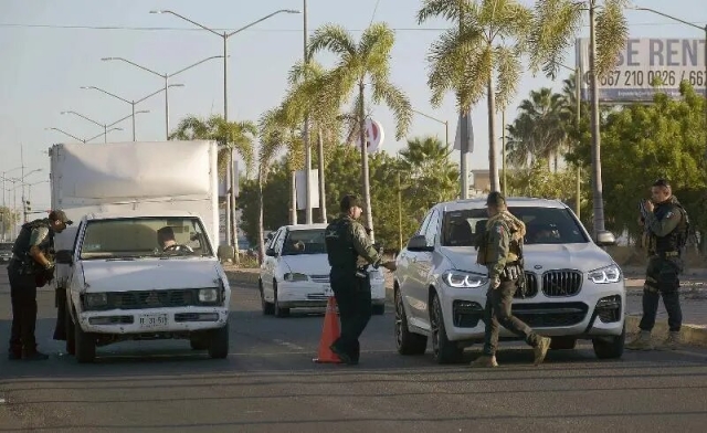 Secuestran al menos 15 personas de tres familias en Sinaloa