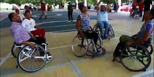 Con apenas tres personas, el equipo de basquetbol de personas con discapacidad comenzará a entrenar martes y jueves en la cancha del auditorio de la presidencia. Confían en que se sumarán más.