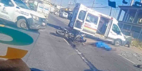  El hombre quedó sin vida junto a la motocicleta que conducía.