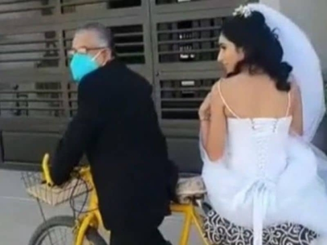 Papá lleva a su hija al altar en bicicleta.