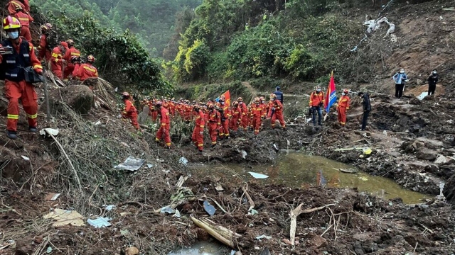 Rescatan segunda caja negra de avión estrellado en China