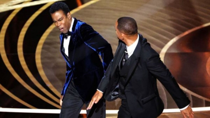 Will Smith golpeó a Chris Rock por hablar de su esposa en los Oscar 2022