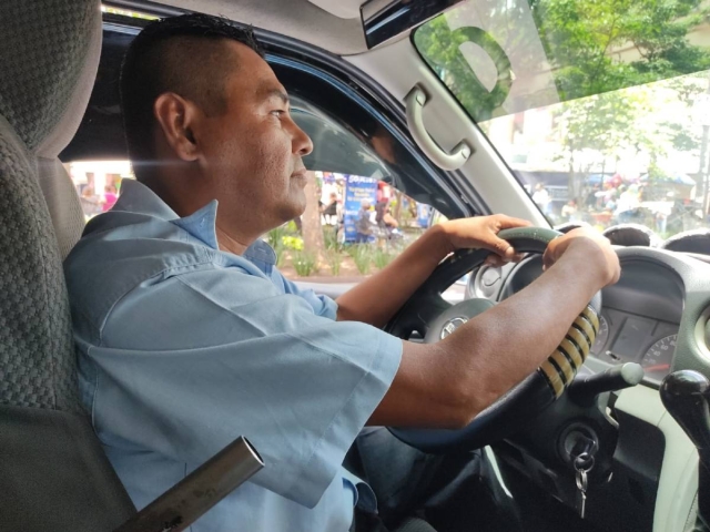 Combina el taxi con el trabajo en el campo 