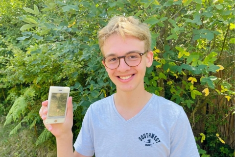 Joven de 16 años crea celular de bajo costo con materiales reciclados