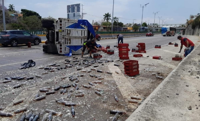 Vuelca una camioneta sobre el Paso Expr&eacute;s