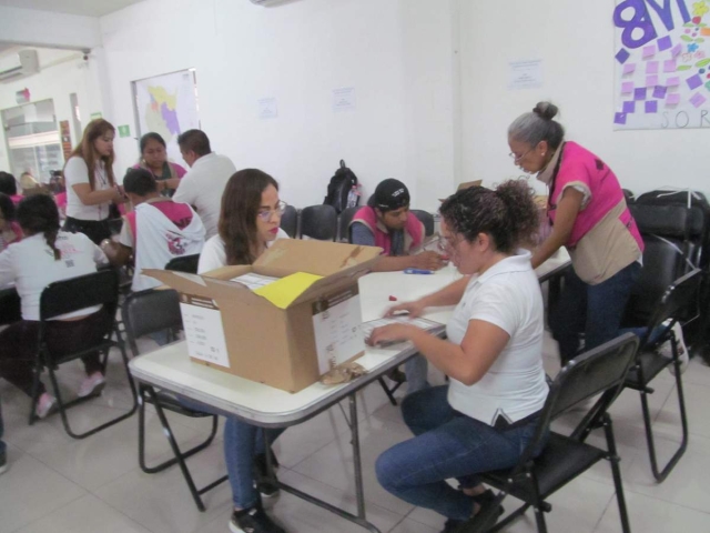 Tras la recepción de las boletas, comenzó su conteo, sellado y agrupamiento por municipio, para armar los 540 paquetes electorales.