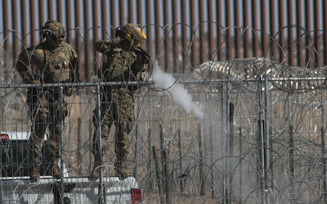Militares de Estados Unidos disparan gas pimienta a migrantes en la frontera