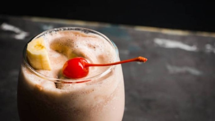 Complementa tu cena con este delicioso batido de cereza y plátano ¡sigue esta receta!