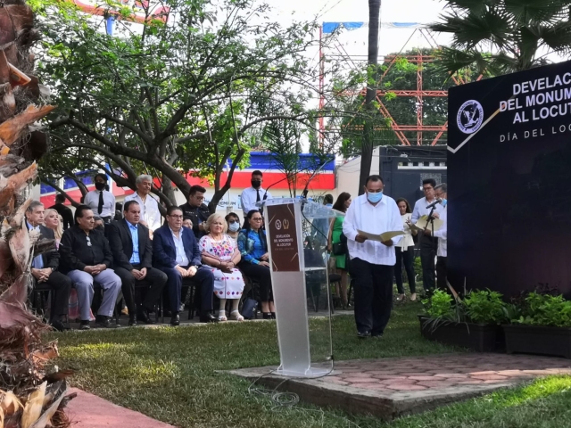 Llevan a cabo develación del monumento al locutor en Cuernavaca