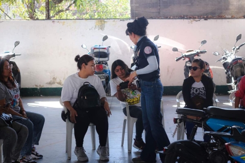 Ense&ntilde;an a mujeres a reparar motocicletas en Zacatepec