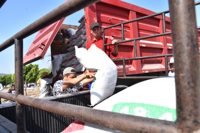 Autoridades entregaron fertilizantes a productores de Tlaquiltenango. 