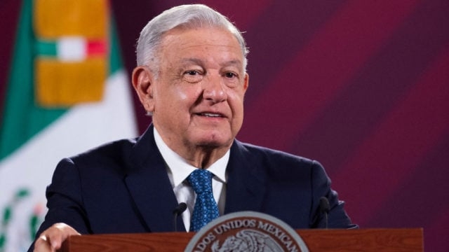 AMLO fija metas para 2024: consolidar programas sociales, terminar obras y mejorar salarios